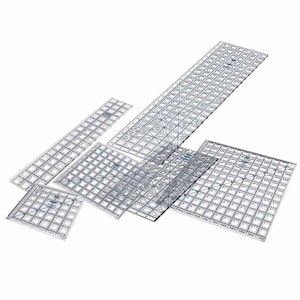Pode incluir: Um conjunto de réguas de quilting transparentes, com marcações de grade, em vários tamanhos. As réguas são feitas de plástico transparente e apresentam um padrão de linhas e ângulos que se cruzam para corte e medição precisos. Ideal para quilting e costura.