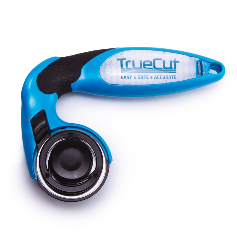 Puede incluir: Un cortador rotatorio TrueCut azul y negro con un mango c&oacute;modo y una cuchilla de seguridad. El cortador est&aacute; dise&ntilde;ado para un corte f&aacute;cil, seguro y preciso.