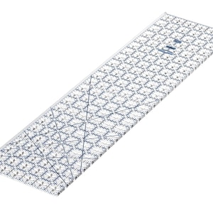 Könnte beinhalten: Ein transparenter, rechteckiger Quilt-Lineal mit einem geometrischen Muster aus weißen, grauen und marineblauen Formen. Das Lineal hat Rasterlinien und Winkelmarkierungen für präzises Schneiden. Ideal für Quilten und Stoffarbeiten, mit Zentimetermessung.