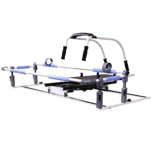 Könnte beinhalten: Weißer Metallrahmen mit blauen gepolsterten Schienen und einer schwarzen Plattform. Der Rahmen verfügt über zwei verstellbare Griffe und eine schwarze Metallstange oben.