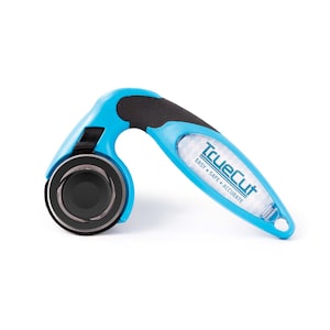 Puede incluir: Un cortador de rodillos TrueCut azul y negro con un mango y una cuchilla circular. El cortador est&aacute; etiquetado como "TrueCut Easy Safe Accurate".
