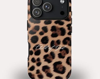 Könnte beinhalten: Eine Smartphone-Hülle mit einem braun-schwarzen Leopardenmuster. Der Text "Child of God" ist in weißer Schreibschrift in der Mitte der Hülle aufgedruckt. Die Hülle hat einen schwarzen Kameraausschnitt mit drei kreisförmigen Linsen.