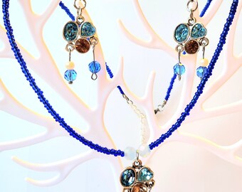 Ensemble de cristaux bleus, collier bleu perlé avec pendentif en cristal et perles, boucles d'oreilles assorties. Cadeau pour elle, fête des mères, cadeau d'anniversaire