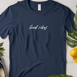 Buenas vibras - Camiseta unisex de estilo suave - Vibraciones, Buenas vibras, Camiseta con vibras, Regalo con vibras, Positivo, Camiseta con buenas vibras, Sé feliz, Lindo, Camiseta linda