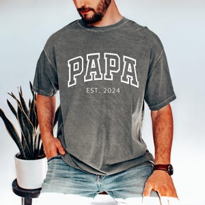Chemise papa personnalisée Comfort Colors® avec l'année de la naissance, t-shirt personnalisé pour papa, cadeaux de grossesse pour papa, tenue pour nouveau-papa, t-shirt assorti pour papa