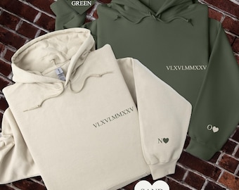 Sweat-shirt personnalisé avec chiffres romains, sweat à capuche personnalisé pour la Saint-Valentin avec initiales sur la manche, tenue de couple assortie, cadeaux pour une date d'anniversaire