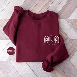 Custom Mom & Dad Sweatshirt, Personalized Mama Dad Pocket Hoodie, Pregnancy Announcement Outfit, Matching Parents Clothing, New Mama Gifts