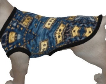 Denim patchwork hondenshirt, kleine hond tanktop, honden, messing klinknagels, cadeau voor hond verjaardag, kleine hondje outfit, trendy huisdierkleding, jeans