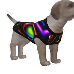 Puede incluir: Un perro marrón claro con un tanque negro con un diseño de arcoíris. El perro está de pie sobre un fondo blanco.