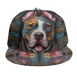 Könnte beinhalten: Eine schwarze und blaue Baseballkappe mit einem bunten Grafikdruck eines Pitbull-Hundegesichts. Der Hund hat eine rosa Nase und Zunge, und seine Augen sind gelb. Die Kappe hat ein Blumenmuster am Schirm.