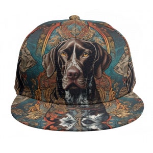 Könnte beinhalten: Eine blaue, braune und goldfarbene Baseballkappe mit einem großen Bild eines braunen und weißen Hundes im Zentrum.