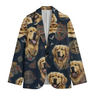 Könnte beinhalten: Ein marineblauer Blazer mit einem sich wiederholenden Muster aus Köpfen von Golden Retriever Hunden und nautischen Kompassdesigns.