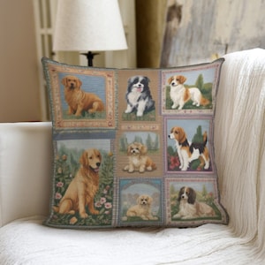 Puede incluir: Una almohada decorativa con un diseño de tapicería que presenta ocho razas de perros diferentes en varias poses. La almohada es beige con un patrón multicolor y un fondo azul claro.