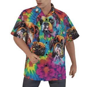 Könnte beinhalten: Ein kurzärmeliges Hemd mit Knöpfen und einem Batik-Muster mit bunten Boxer-Gesichtern.