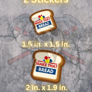 Może przedstawiać: Dwie naklejki przedstawiające kromkę chleba z napisem "MAKE THAT BREAD" w niebieskim prostokącie. Naklejki mają wymiary 4,06 cm x 3,81 cm i 5,08 cm x 4,83 cm. Tło to teksturowana szara powierzchnia.
