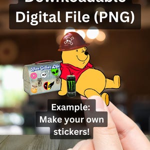 Puede incluir: Archivo digital PNG con el texto "Downloadable Digital File (PNG)". La imagen presenta un oso de dibujos animados con un casco y una camisa roja, con una fiambrera y una lata de bebida energética. También está presente el texto "Example: Make your own stickers!"