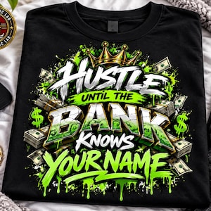 Może przedstawiać: Czarny t-shirt z nadrukiem graficznym zawierającym tekst "HUSTLE UNTIL THE BANK KNOWS YOUR NAME" w kolorze białym i zielonym. Wzór zawiera złotą koronę, stosy banknotów, zielone znaki dolara oraz jaskrawozielone plamy farby.