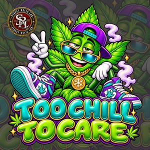 Könnte beinhalten: Eine Cartoon-Illustration einer grünen anthropomorphen Cannabisblatt-Figur mit violetter Baseballkappe, blau getönter Sonnenbrille und einer Goldkette mit Schneeflocken-Anhänger. Die Figur trägt lila-weiße Sneaker und zeigt ein Friedenszeichen. Der Text lautet TOO CHILL TO CARE.