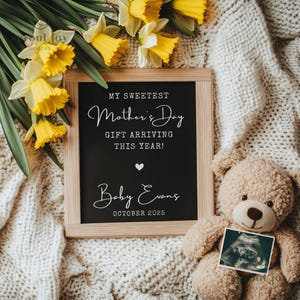 Mother&#39;s Day Pregnancy Announcement Digital, Simple Spring Minimalist Social Media Reveal Editable Gender Neutral Baby Announcement Template