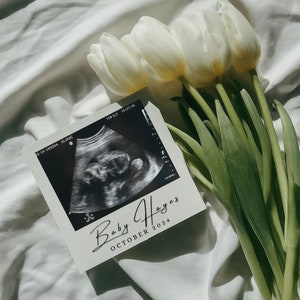 Simple Spring Pregnancy Announcement Digital, Modern Minimalist Gender Neutral Baby Announcement, Editable Social Media Baby Reveal Template