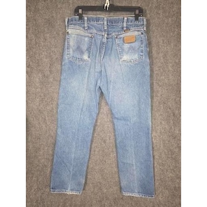 Calça jeans masculina Wrangler Cowboy Cut de perna reta, lavagem clara, azul, tamanho 36x32, com detalhes desgastados. imagem 2