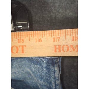 Calça jeans masculina Wrangler Cowboy Cut de perna reta, lavagem clara, azul, tamanho 36x32, com detalhes desgastados. imagem 7