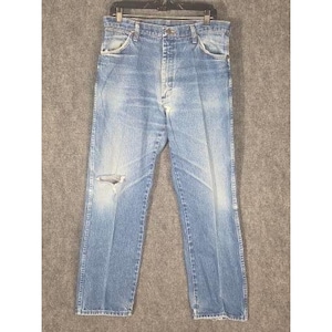 Calça jeans masculina Wrangler Cowboy Cut de perna reta, lavagem clara, azul, tamanho 36x32, com detalhes desgastados. imagem 1