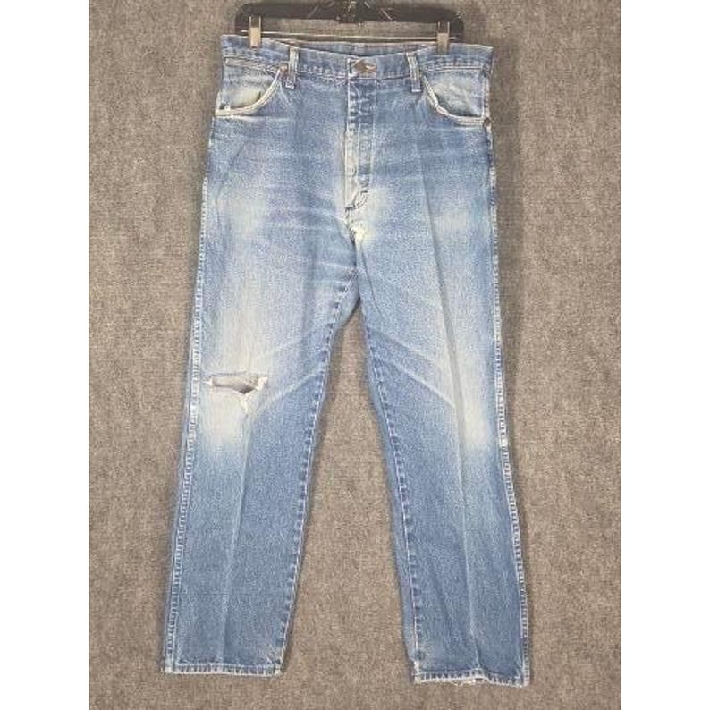 Calça jeans masculina Wrangler Cowboy Cut de perna reta, lavagem clara, azul, tamanho 36x32, com detalhes desgastados. imagem 1
