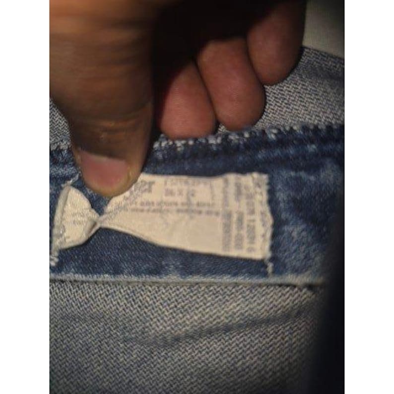 Calça jeans masculina Wrangler Cowboy Cut de perna reta, lavagem clara, azul, tamanho 36x32, com detalhes desgastados. imagem 3