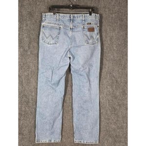 Calça jeans vintage Wrangler masculina, lavagem clara, corte slim, tamanho 36x32, azul, para trabalho e estilo western. imagem 2