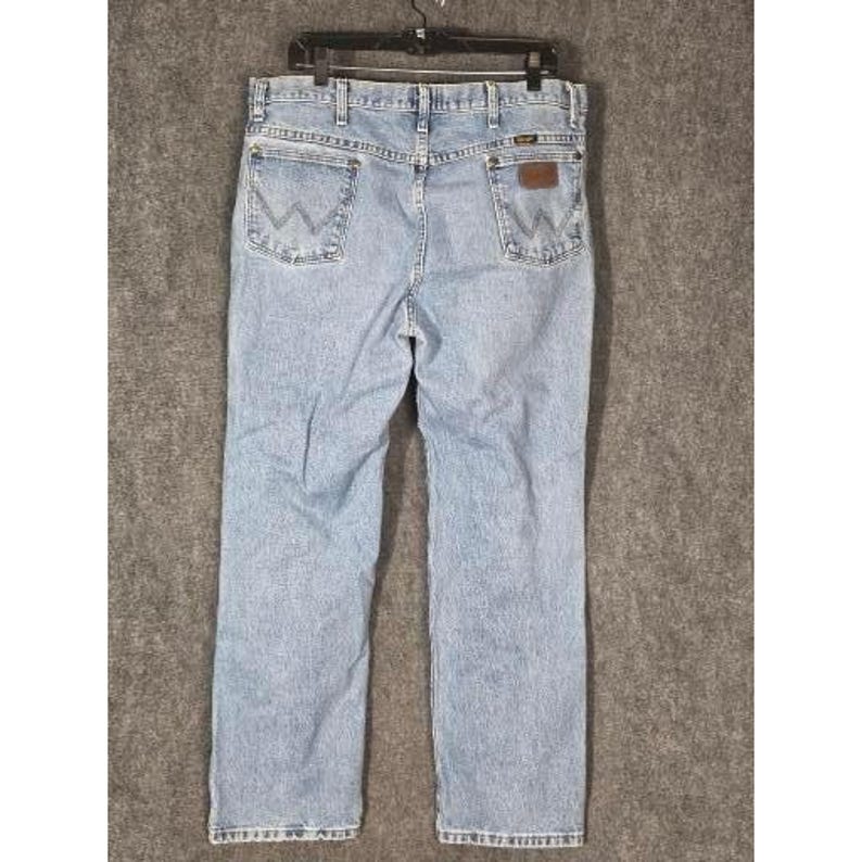 Calça jeans vintage Wrangler masculina, lavagem clara, corte slim, tamanho 36x32, azul, para trabalho e estilo western. imagem 2