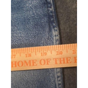 Calça jeans masculina Wrangler Cowboy Cut de perna reta, lavagem clara, azul, tamanho 36x32, com detalhes desgastados. imagem 5