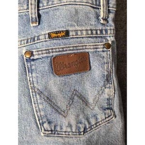 Calça jeans vintage Wrangler masculina, lavagem clara, corte slim, tamanho 36x32, azul, para trabalho e estilo western. imagem 10