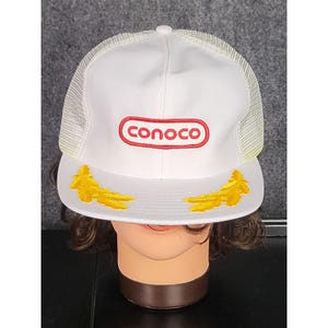 Gorra de béisbol retro Conoco Trucker Hat Sportcap de malla blanca con cierre ajustable, parche de gas y aceite, hojas de roble doradas, visera de capitán, estilo petrolero.