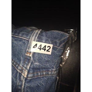Calça jeans masculina Wrangler Cowboy Cut de perna reta, lavagem clara, azul, tamanho 36x32, com detalhes desgastados. imagem 10