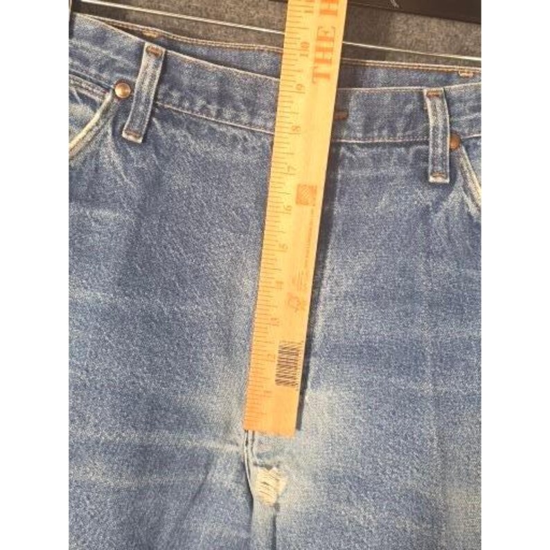 Calça jeans masculina Wrangler Cowboy Cut de perna reta, lavagem clara, azul, tamanho 36x32, com detalhes desgastados. imagem 6