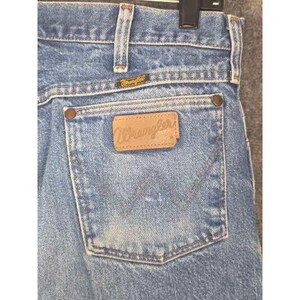 Calça jeans masculina Wrangler Cowboy Cut de perna reta, lavagem clara, azul, tamanho 36x32, com detalhes desgastados. imagem 9