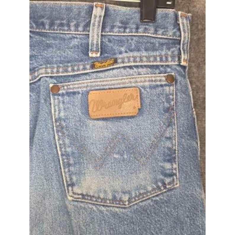 Calça jeans masculina Wrangler Cowboy Cut de perna reta, lavagem clara, azul, tamanho 36x32, com detalhes desgastados. imagem 9