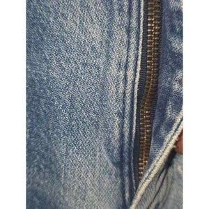 Calça jeans masculina Wrangler Cowboy Cut de perna reta, lavagem clara, azul, tamanho 36x32, com detalhes desgastados. imagem 8