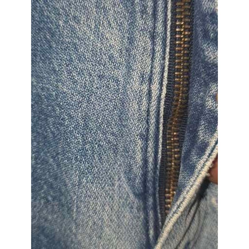 Calça jeans masculina Wrangler Cowboy Cut de perna reta, lavagem clara, azul, tamanho 36x32, com detalhes desgastados. imagem 8
