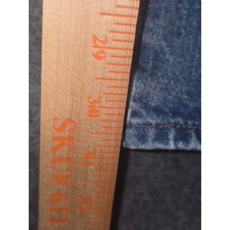 Calça jeans masculina Wrangler Cowboy Cut de perna reta, lavagem clara, azul, tamanho 36x32, com detalhes desgastados. imagem 4