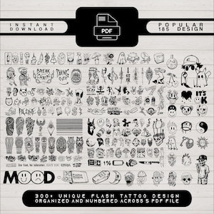 Può includere: Un download digitale con oltre 300 esclusivi disegni di tatuaggi flash, organizzati e numerati in 5 file PDF. I disegni includono varie illustrazioni, simboli e testo, con le parole "DOWNLOAD IMMEDIATO" e "DESIGN POPOLARE".