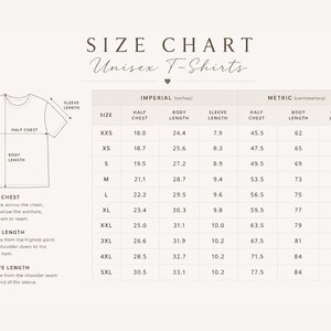Peut inclure: Un tableau des tailles pour t-shirts unisexe avec un dessin au trait d'un t-shirt indiquant la demi-poitrine, la longueur du corps et la longueur des manches. Un tableau fournit les mesures en pouces et centim&egrave;tres pour les tailles XXS &agrave; 5XL.