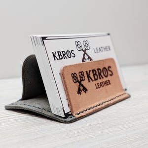 Tarjetero de cuero personalizado, organizador de escritorio de cuero, accesorio de oficina de lujo, grabado de logotipo personalizado, regalo hecho a mano.