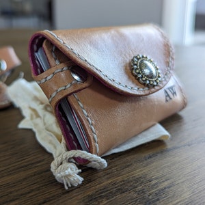 Monedero delgado para tarjetas Aspen, piel de oveja suave cosida, forro de gamuza, teñido personalizado, broche decorativo, pequeño regalo grabado personalizado para mujeres