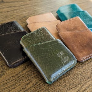Kleine leren portemonnee Minimo - Handgemaakte slanke portemonnee met 3 sleuven en gratis gravure, gepersonaliseerd herencadeau, bruidsjonkers en verjaardagscadeau