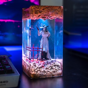 Lady Dimitrescu Resin Lamp: Handmade Resident Evil Resin Night Light