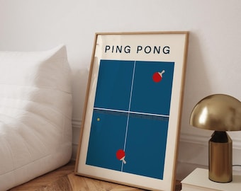 Könnte beinhalten: Ein gerahmter Druck mit dem Text "PING PONG" oben. Der Druck zeigt einen blauen Tischtennistisch mit einem weißen Netz und zwei roten Tischtennisbällen mit Schlägern.