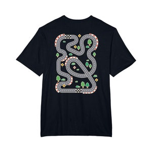 Op de afbeelding: Zwart T-shirt met een afbeelding van een racecircuit met bomen en geblokte vlaggen.