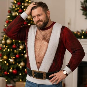 Può includere: Un maglione in maglia rosso scuro a maniche lunghe con un ampio bordo in pelliccia sintetica bianca sul davanti, un colletto bordeaux e una stampa di cintura nera con fibbia dorata in vita, indossato con jeans blu e un orologio da polso.